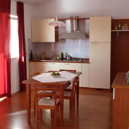 In Barbat Mit Terrasse Und Grill Apartment